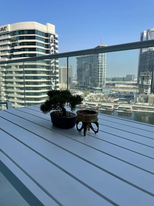 شقة New Luxury Modern Canal View. دبي المظهر الخارجي الصورة